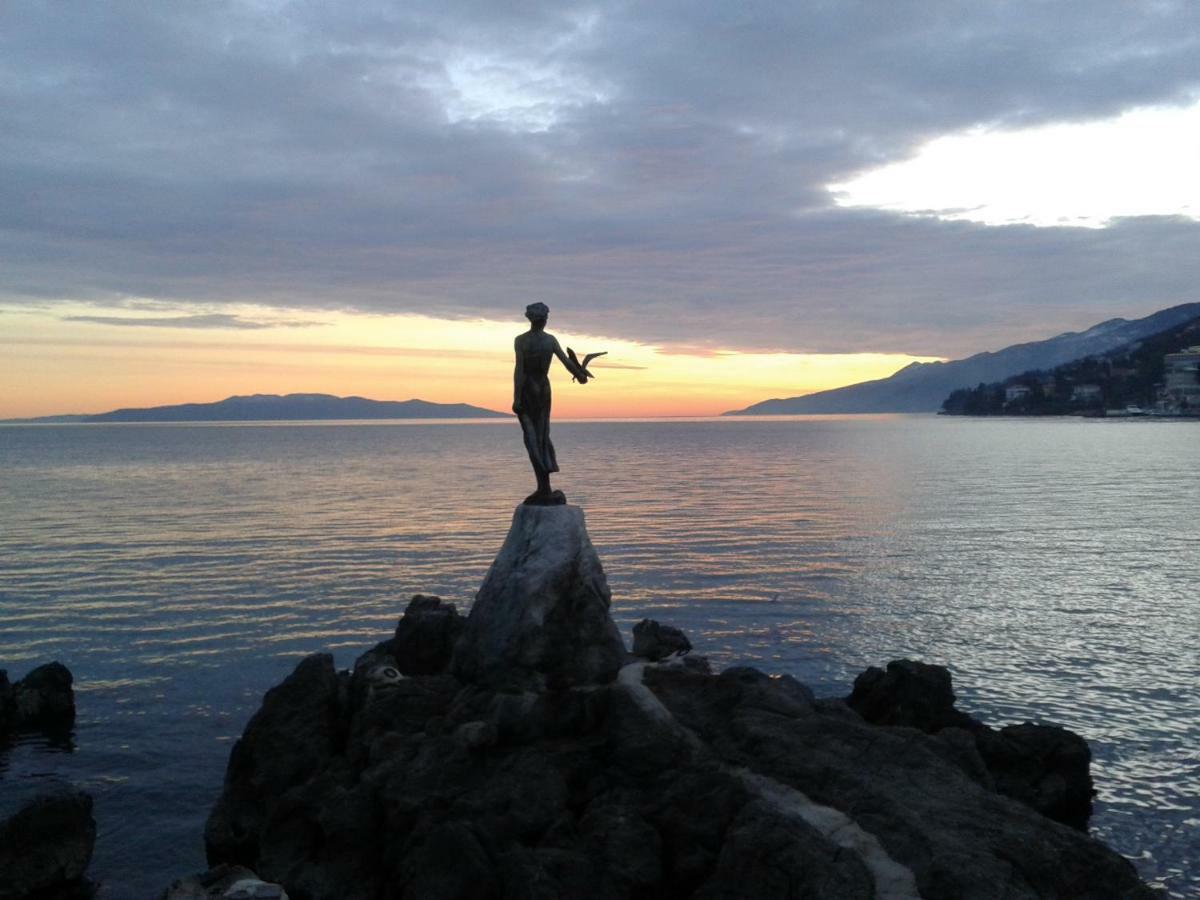 Studio Apartment Vanna - 1St Row To The Sea Opatija Buitenkant foto